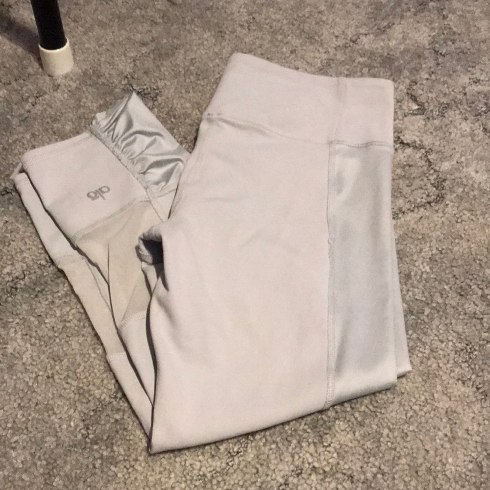 Alo Yoga - Gray Crop Legging